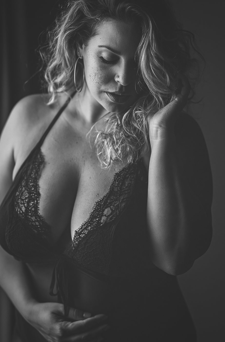 Boudoir body-positive, siluetă feminină cu forme, alb-negru — Demeter Studios