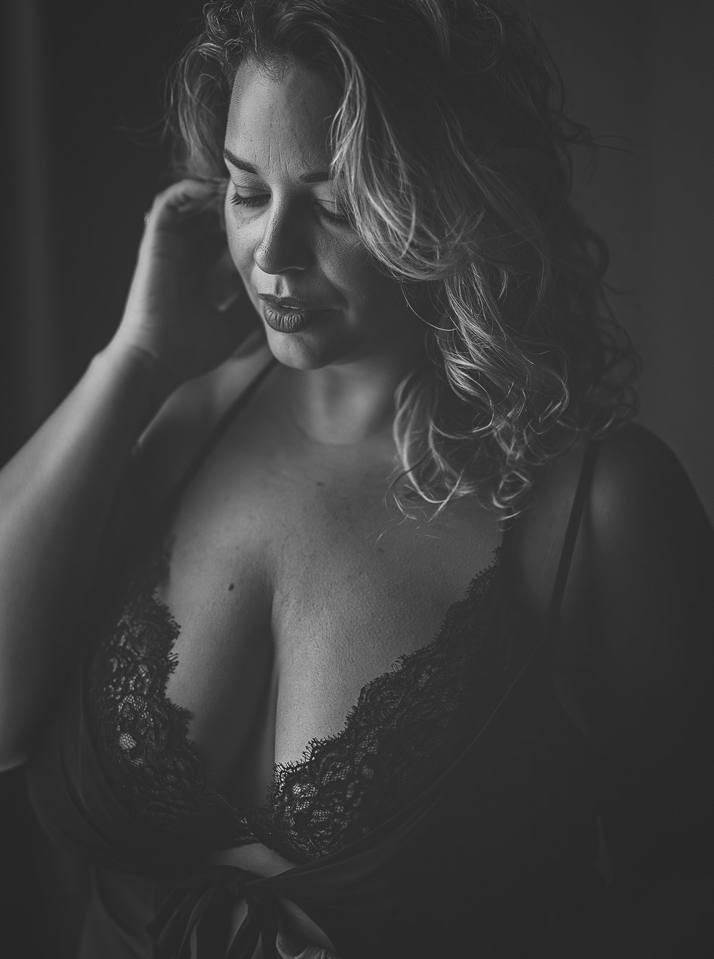 Boudoir body-positive, autoacceptare și senzualitate, alb-negru — Demeter Studios