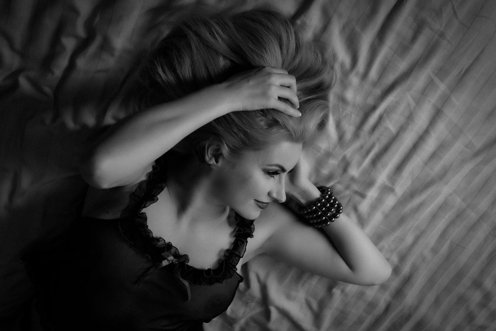 Liniște și eleganță, boudoir alb-negru — Demeter Studios