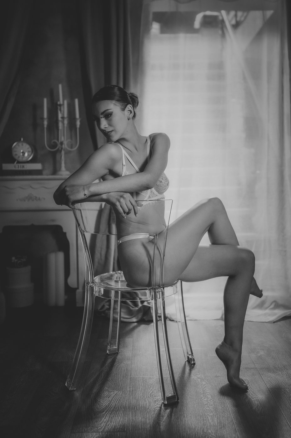 Cadru boudoir intim alb-negru — Demeter Studios
