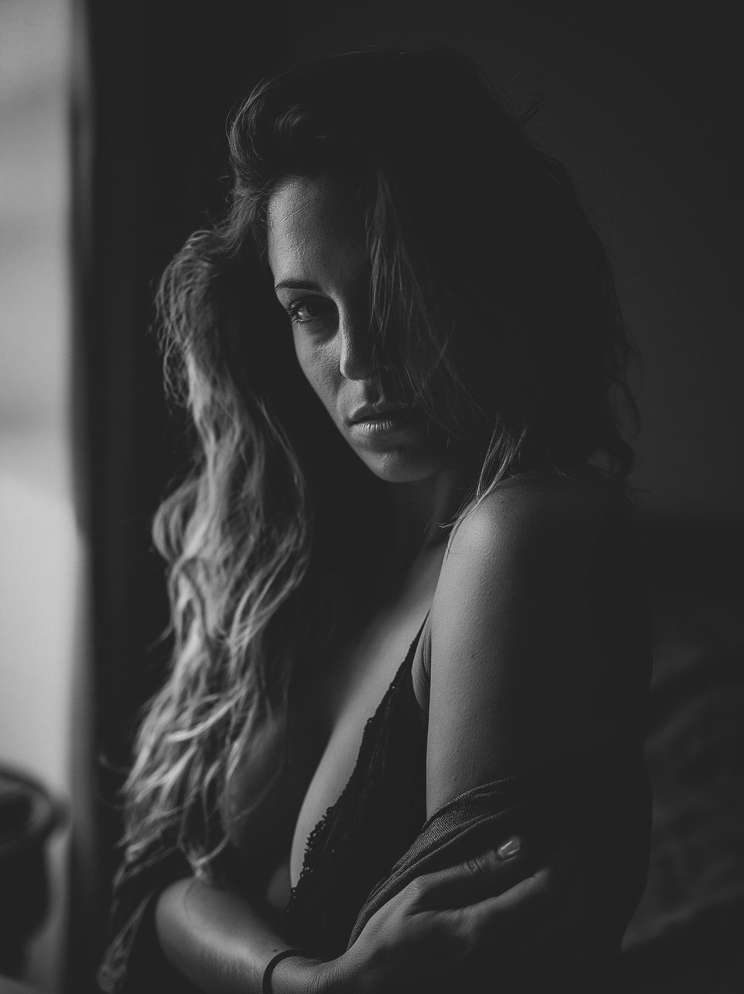 Portret boudoir senzual în lumină joasă, alb-negru — Demeter Studios