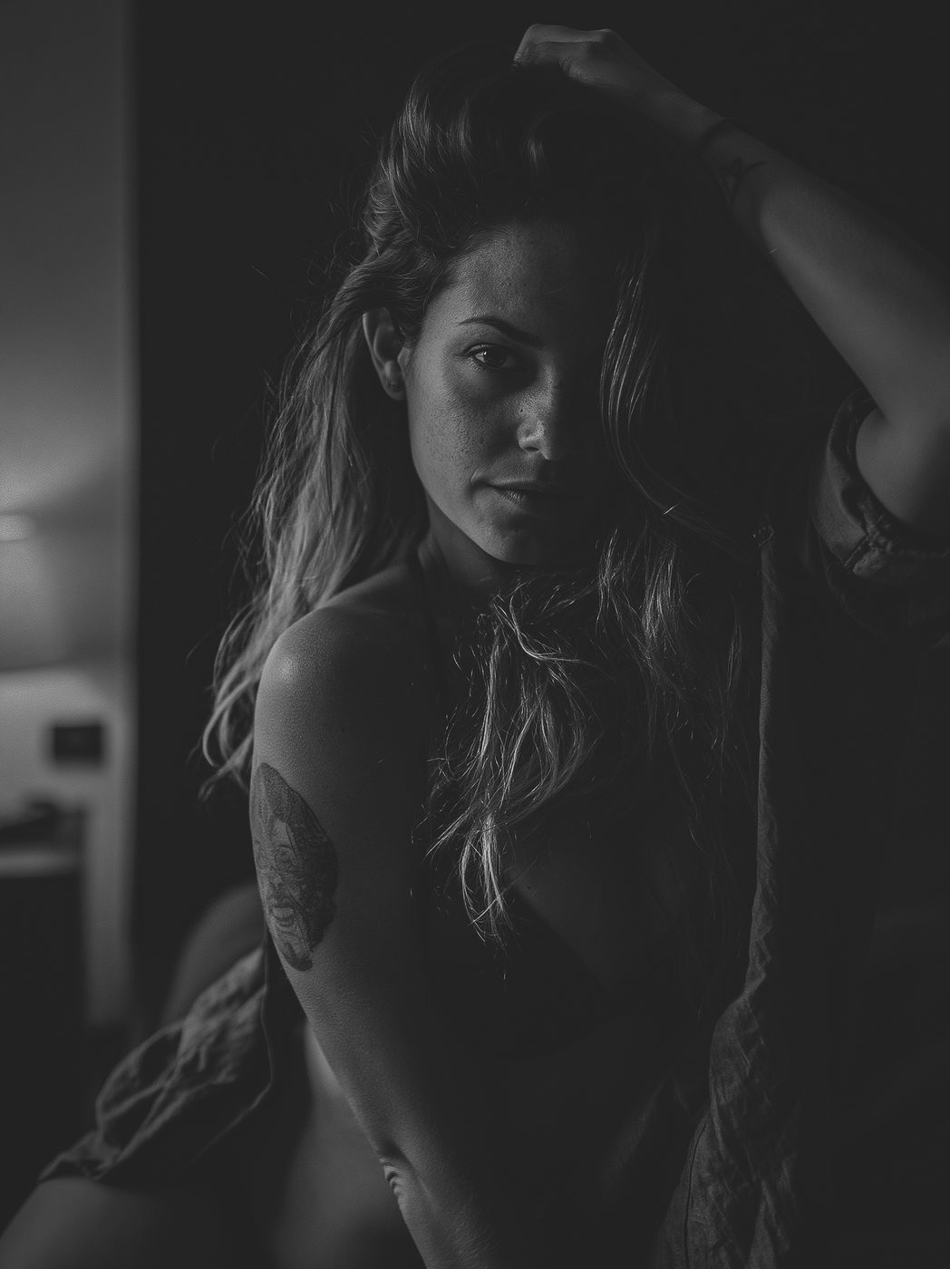 Portret boudoir intim, privire sinceră, alb-negru — Demeter Studios